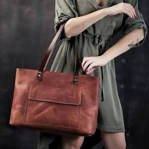 Sac à bandoulière élégant en similicuir pour femme avec ornement à pompon, fermeture éclair sécurisée, compartiment principal spacieux, sac à main stylé - Product Image 4