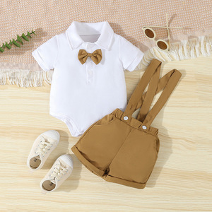 Ensemble 2 pièces style gentleman pour bébé garçon : barboteuse à manches courtes et short à bretelles pour l'été et le quotidien - Product Image 1