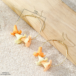 Оптовые гавайские украшения: серьги-кольца с тремя глиняными цветами однотонного цвета для женщин - Product Image 6