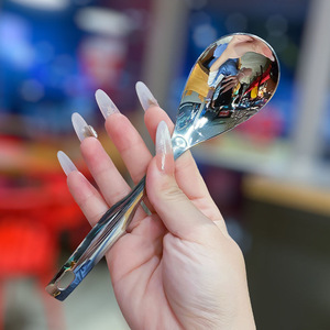 Cuchara para sopa de acero inoxidable con diseño de orificios de filtro para uso en la cocina - Product Image 5