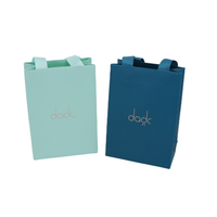 Maßgefertigte Papiertüten in Champagner-Gold, Elegante Verpackungstaschen mit Geprägtem Firmenlogo für Luxuriöse Einzelhandels- und Geschenkanlässe
