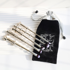 Nuevo Set <span class=keywords><strong>de</strong></span> 5 <span class=keywords><strong>Brochas</strong></span> <span class=keywords><strong>de</strong></span> <span class=keywords><strong>Maquillaje</strong></span> Plateadas para Rostro, Ojos y Polvo Suelto, Herramientas <span class=keywords><strong>de</strong></span> Belleza al por Mayor, <span class=keywords><strong>Brochas</strong></span> <span class=keywords><strong>de</strong></span> <span class=keywords><strong>Maquillaje</strong></span> Personalizadas - Product Image 2