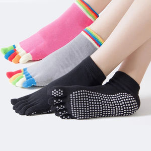 Venta al por mayor, 1 par de calcetines de yoga para mujer, coloridos, antideslizantes, de silicona, para gimnasio, ballet, Fitness, deporte, algodón, protector de 5 dedos, de secado rápido - Product Image 1