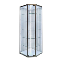 Vitrine d'angle pentagonale en verre avec cadre en métal noir pour l'exposition de volants, avec porte à ouverture unique verrouillable