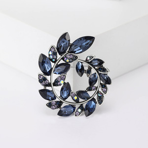 <span class=keywords><strong>Broche</strong></span> Couronne d'<span class=keywords><strong>Olivier</strong></span> en Métal Exquis avec Strass, Plaqué Or, Forme Végétale, Entièrement Sertie de Diamants, pour Vente en Gros de Bijoux - Product Image 1