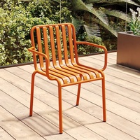Vente en gros de chaises et tables de salle à manger d'extérieur en plastique empilables de haute qualité et bon marché avec accoudoir pour restaurant café
