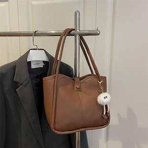 กระเป๋าถือทรงถัง PU สำหรับผู้หญิง ดีไซน์ทันสมัย หรูหรา สไตล์เรโทร เหมาะสำหรับฤดูหนาว สะพายไหล่หรือถือก็ได้ บุด้วยโพลีเอสเตอร์ - Product Image 5