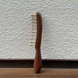 Профессиональная расческа Lock <span class=keywords><strong>World</strong></span> из золотистого сандалового дерева для массажа головы, меридианной терапии и релаксации, портативная деревянная щетка для скребкового массажа, длинная - Product Image 6