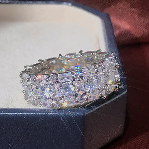 Bague de luxe à quatre griffes pavées pour hommes et femmes, bijou de doigt élégant et tendance - Product Image 4