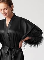 Robe de chambre longue en satin soyeux avec garniture en plumes d'autruche, idéale pour la mariée ou comme tenue de nuit.