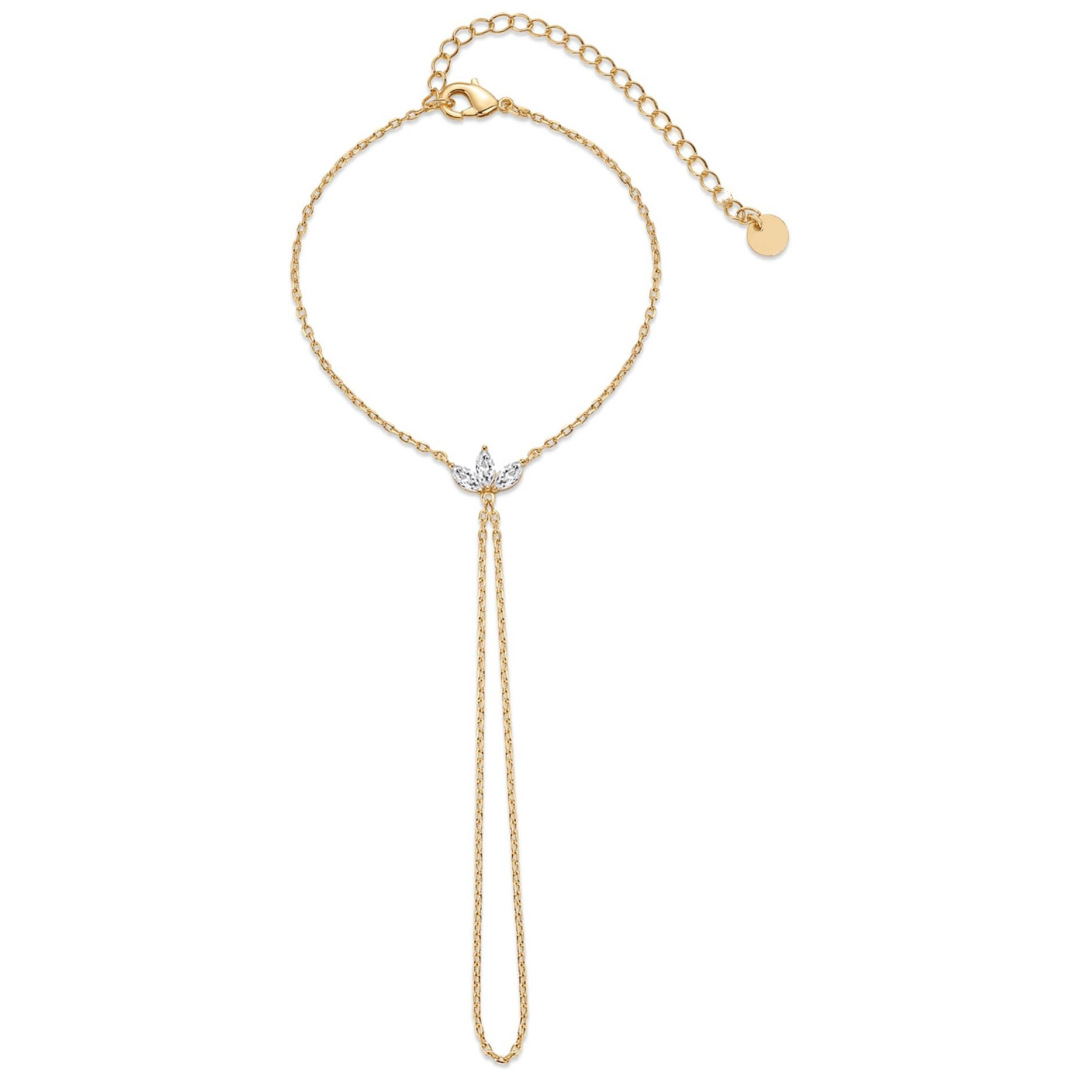 Cadena dorada con dije de flor de tres pétalos.