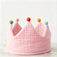Couronne brodée en coton mousseline pour enfants avec pompons, idéale pour les anniversaires et les fêtes