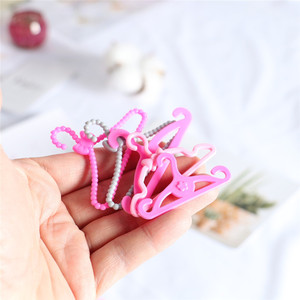 Accessoires pour maison de poupée : mini-cintres de poche miniatures de style européen pour modèles Bjd, simulant des scènes de la vie réelle - Product Image 1