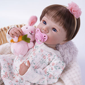 Muñeca Reborn Realista R&B con Cabello Rizado, Vestido Floral y Accesorios, Muñeca Recién Nacida Realista, Serie <span class=keywords><strong>de</strong></span> <span class=keywords><strong>Juegos</strong></span> para Niños - Product Image 4