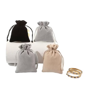 Pochette en velours noir personnalisée avec cordon de serrage, pochette à bijoux en velours, sacs à bijoux en velours avec logo - Product Image 1