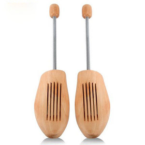 Ensanchadores de zapatos de resorte en espiral para hombres y mujeres de madera natural resistente a las arrugas - Product Image 1