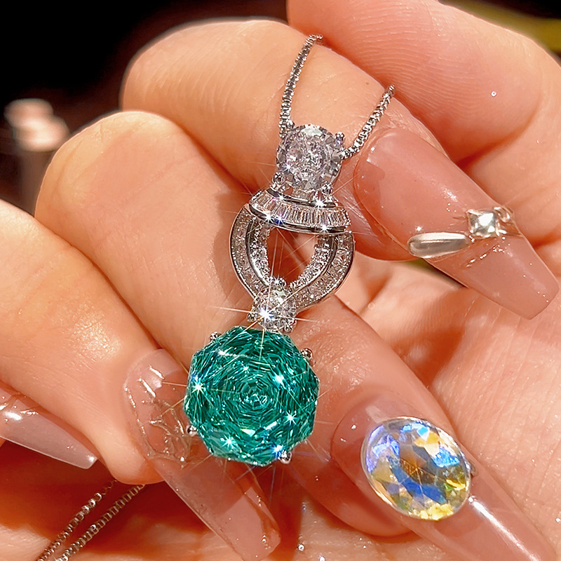 Para green pendant with chain