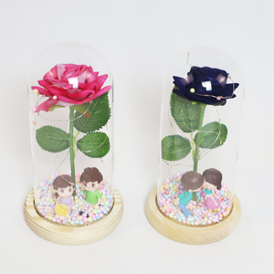 Couple s'embrassant dans le dôme de verre Rose scintillante enchantée - Product Image 4