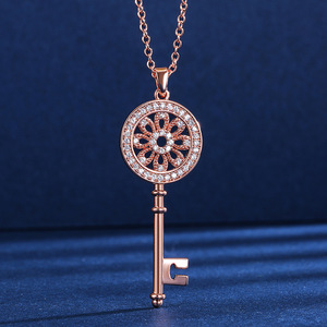 Collana con ciondolo a forma di chiave per donna, gioielli semplici e alla moda, regalo per l'uso quotidiano - Product Image 1