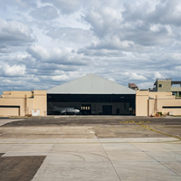 Kit de construction en acier préfabriqué moderne à corps large pour hangar d'avions et entrepôt, structure tout-en-un anti-corrosion