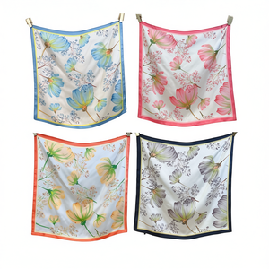 Foulard quadrato floreale 70x70cm in seta stampata per donna, accessorio moda - Product Image 1