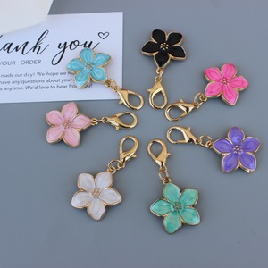 Breloque de sac en alliage métallique émaillé en forme de fleur de cerisier colorée, pendentif porte-clés pour la fabrication de bijoux DIY - Product Image 1