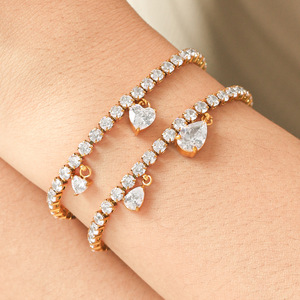 Pulsera Impermeable de Acero Inoxidable Chapada en Oro de 18K con Colgante de Corazón de Zirconia en Forma de Lágrima para Mujer - Product Image 1