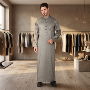 Thobe saoudien gris de qualité supérieure pour hommes, à manches longues, style Kandura arabe avec col montant et poche poitrine, pour les acheteurs du Moyen-Orient et d'Europe - Product Image 2