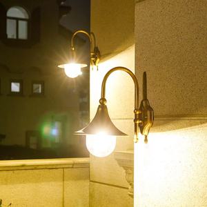 โคมไฟติดผนัง LED โบราณ PM โครงอะลูมิเนียม สำหรับภายนอกอาคาร ติดตั้งในสวน กันน้ำ พร้อมแผ่นกระจายแสงโพลีคาร์บอเนต - Product Image 2