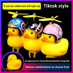 Ornements de voiture pour moto Canard jaune Canard mignon Jouet de voiture Décorations de tableau de bord Lunettes cool Canard avec casque à hélice - Product Image 2