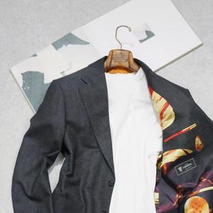 Blazer de costume d'affaires italien en laine gris foncé sur mesure pour homme avec doublure exclusive inspirée de l'anime. Vente en gros de confection sur mesure pour B2B - Product Image 2