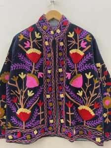 Chaqueta Bordada Suzani de Terciopelo Negro Hecha a Mano, Abrigo Floral Bohemio de Invierno, Ropa de Fiesta para Mujer, Prenda Exterior de Boutique, India - Product Image 3