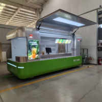 Food Truck avec pneus robustes et suspension pour terrains accidentés et événements en milieu rural