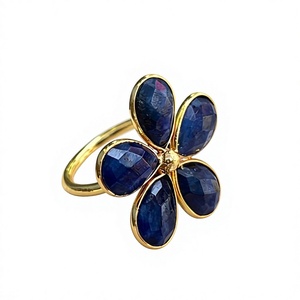 Bague Fleur Plaqué Argent avec Saphir Sertie Clos, Bague Romantique en Argent 925 pour Femme, Pierre Précieuse Tendance pour Mariage et Usage Quotidien - Product Image 1