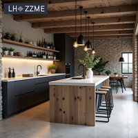 Ensemble de meubles de cuisine modulaires rustiques en bois massif avec îlot central et armoires de rangement, résistants à l'humidité pour usage résidentiel