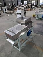 Le rouge épluchant les arachides sèches rôties avec le noyau de moteur Machine automatique industrielle de décortiqueurs 200 KG/H de capacité pour enlever la peau d'arachide
