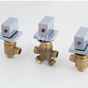 Juego de grifería termostática OEM de tres manijas para bañera, instalación amplia, con cabezal de ducha de masaje, cinco piezas - Product Image 1