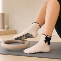 Vente directe usine : Chaussettes de Pilates et de yoga antidérapantes pour femmes, avec logo personnalisé, à volants et nœud décoratif