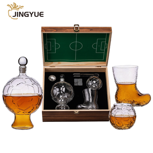 Decantador de Licor y Whisky con Forma de Balón de Fútbol, Juego de Vasos de Cerveza con Forma de Bota y Vaso de Whisky con Forma de Balón, Regalo para Hombres Amantes del Deporte y del Fútbol - Product Image 1