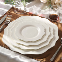 Assiettes en Porcelaine Fine Blanches en Forme de Tournesol de 13 Pouces, Style Luxe Simple, pour Mariages et Fêtes à Domicile – Vente Flash