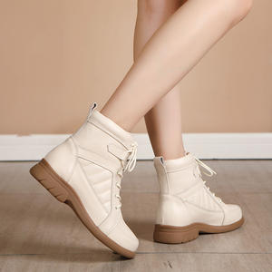 Bottines mi-mollet en cuir de vachette pour femme, confortables, en cuir blanc avec fourrure, à lacets, semelle plate, souples, pour l'automne et l'hiver - Product Image 1