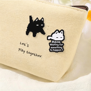Spilla in smalto a forma di gatto pixel di gioco RPG retrò, con gatto pixel '<span class=keywords><strong>Meow</strong></span> Waiting For Something To Happen', distintivo da borsa e da risvolto, gioiello regalo per i fan - Product Image 1