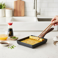 Poêle à frire tamagoyaki antiadhésive en acier au carbone de forme carrée sans danger pour les aliments de style japonais avec manche en bois