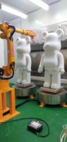 Cabine de peinture entièrement fermée avec robot de peinture par pulvérisation contrôlé par PLC pour meubles et produits en plastique