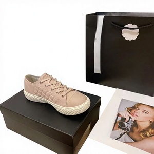 Zapatillas Casuales de Estilo Clásico CC para Hombre y Mujer, Zapatos de Cuero Blanco de Punta Cerrada, Estilo Moderno para Caminar - Product Image 1