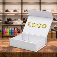 Boîte cadeau en carton blanc pliable de luxe avec logo personnalisé, gaufrage et estampage, boîte d'emballage à rabat pour la vente en gros