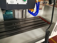 Fraiseuse CNC verticale semi-fermée 3 axes XK7136 BT40 à commande servo haute précision pour usage intensif