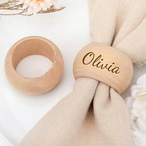 Anneaux en bois, porte-serviettes rond en bois personnalisé gravé avec un nom, décoration de table de mariage - Product Image 5