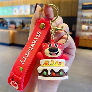 LLavero de pastel de cumpleaños de <span class=keywords><strong>oso</strong></span> de fresa de dibujos animados para adornos colgantes de coche y bolsa-regalo del Día de los niños - Product Image 3