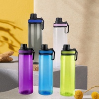 Bouteille d'eau de sport transparente de 750ml avec logo personnalisé avec trou de boisson directe et poignée portable et couvercles étanches pour la salle de sport et l'extérieur